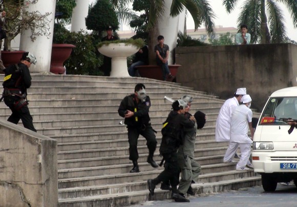 Công an TP Hà Nội diễn tập chống bạo loạn, khủng bố và giải cứu con tin ảnh 11