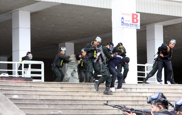 Công an TP Hà Nội diễn tập chống bạo loạn, khủng bố và giải cứu con tin ảnh 10