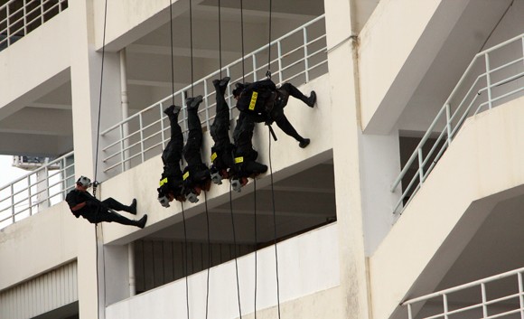 Công an TP Hà Nội diễn tập chống bạo loạn, khủng bố và giải cứu con tin ảnh 9