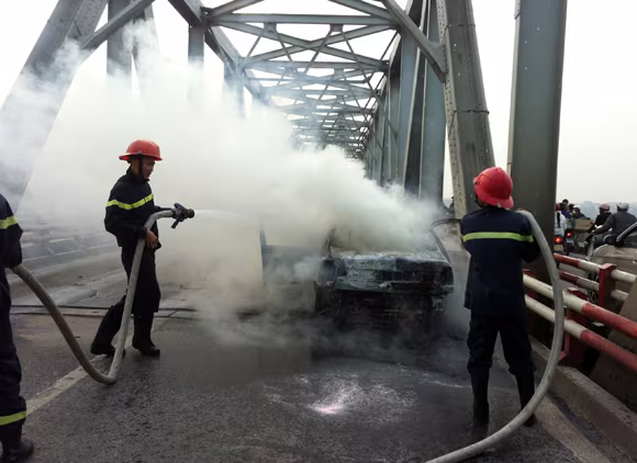 Ôtô cháy đen giữa cầu Chương Dương ảnh 6 Ôtô cháy đen giữa cầu Chương Dương ảnh 6