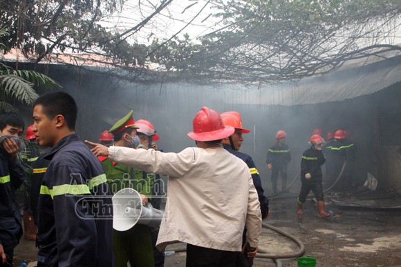 Xảy cháy lớn tại một kho hàng gần trung tâm Hà Nội ảnh 15 Xảy cháy lớn tại một kho hàng gần trung tâm Hà Nội ảnh 15