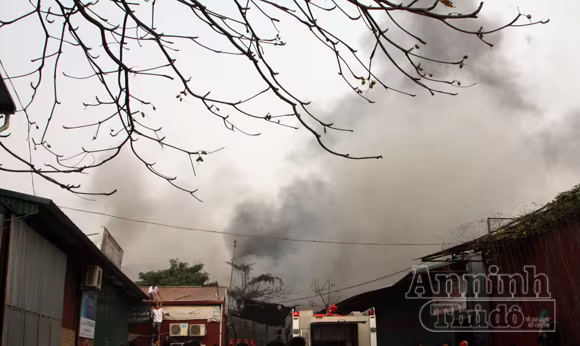 Xảy cháy lớn tại một kho hàng gần trung tâm Hà Nội ảnh 11 Xảy cháy lớn tại một kho hàng gần trung tâm Hà Nội ảnh 11