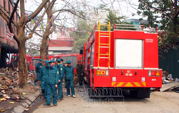 Xảy cháy lớn tại một kho hàng gần trung tâm Hà Nội ảnh 22 Xảy cháy lớn tại một kho hàng gần trung tâm Hà Nội ảnh 22