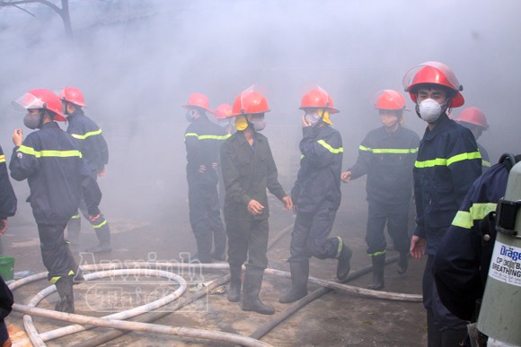 Xảy cháy lớn tại một kho hàng gần trung tâm Hà Nội ảnh 16 Xảy cháy lớn tại một kho hàng gần trung tâm Hà Nội ảnh 16