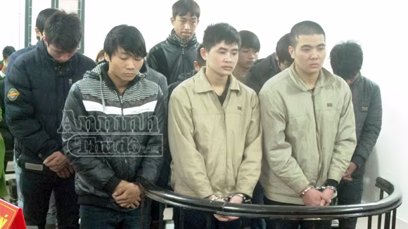 Rút dép ném hụt bạn gái khi bị từ chối ôm, hôn, dẫn đến ẩu đả chết người ảnh 1 Rút dép ném hụt bạn gái khi bị từ chối ôm, hôn, dẫn đến ẩu đả chết người ảnh 1