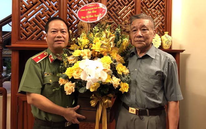 Thiếu tướng Đoàn Ngọc Hùng thăm, tặng hoa chúc mừng đồng chí Hoàng Trọng Tuế - nguyên Phó Giám đốc CATP Hà Nội