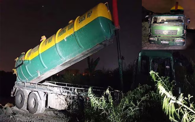 Chiếc xe ô tô mang BKS: 29H - 110.00 mang lô gô &quot;Vì môi trường xanh sạch đẹp&quot; được các đối tượng vận hành đổ trộm chất thải xuống khu vực trạm trộn bê tông An Khánh, bị lực lượng chức năng bắt quả tang