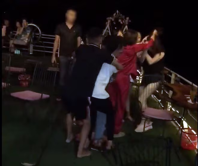 Hình ảnh hiện trường vụ đánh ghen: Ảnh cắt từ Clip Hình ảnh hiện trường vụ đánh ghen: Ảnh cắt từ Clip