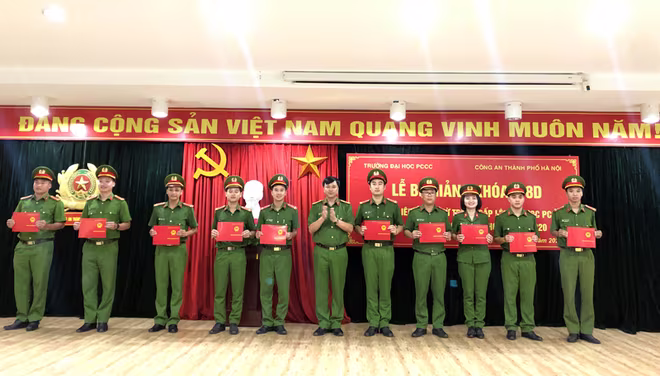 Đại tá, TS. Phạm Văn Năm, Phó Hiệu trưởng trường Đại học PCCC trao Bằng tốt nghiệp cho một số học viên Đại tá, TS. Phạm Văn Năm, Phó Hiệu trưởng trường Đại học PCCC trao Bằng tốt nghiệp cho một số học viên