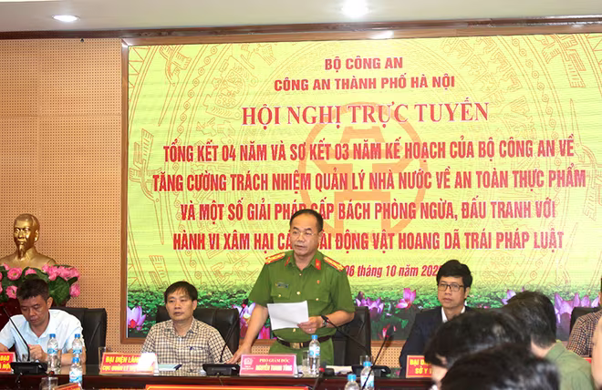 Đại tá Nguyễn Thanh Tùng - Phó Giám đốc CATP Hà Nội chủ trì điểm cầu CATP Hà Nội và phát biểu tham luận tại hội nghị trực tuyến