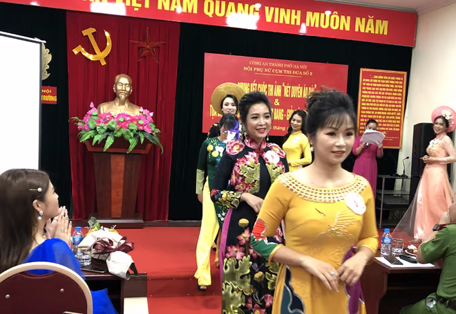 Các thí sinh tham gia cuộc thị "Nét duyên áo dài" do HPN Cụm thi đua số 2 CATP Hà Nội tổ chức Các thí sinh tham gia cuộc thị "Nét duyên áo dài" do HPN Cụm thi đua số 2 CATP Hà Nội tổ chức