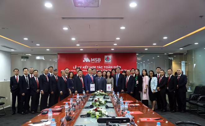 Hai bên chụp ảnh lưu niệm tại buổi Lễ ký kết Hai bên chụp ảnh lưu niệm tại buổi Lễ ký kết