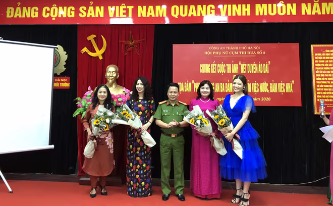 Đại tá Trần Anh Tuấn tặng hoa Ban Giám khảo Đại tá Trần Anh Tuấn tặng hoa Ban Giám khảo