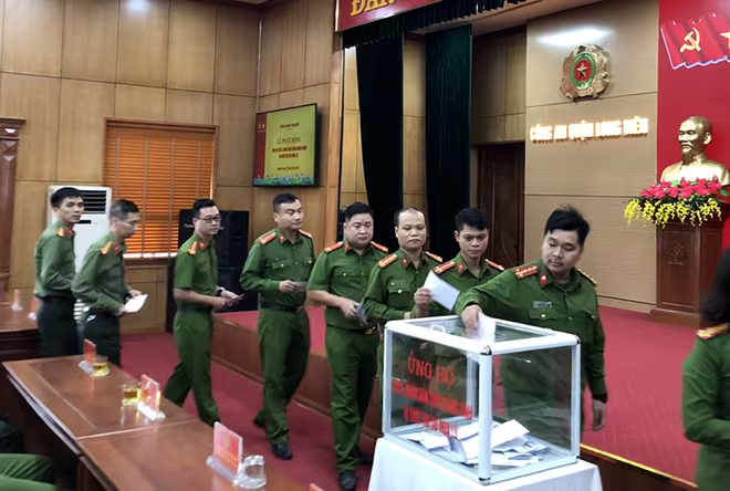 100% CBCS Công an quận tham gia Lễ phát động 100% CBCS Công an quận tham gia Lễ phát động