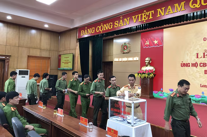 Ngoài việc thực hiện Kế hoạch của đồng chí GIám đốc CATP về việc tổ chức vận động, hỗ trợ đồng bào miền Trung khắc phục thiệt hại do mưa lũ gây ra, Công an quận Long Biên tiếp tục chia sẻ những đau thương mất mát với nhân dân và cán bộ, chiến sỹ tỉnh Quảng Bình bị thiệt hại do mưa lũ gây ra Ngoài việc thực hiện Kế hoạch của đồng chí GIám đốc CATP về việc tổ chức vận động, hỗ trợ đồng bào miền Trung khắc phục thiệt hại do mưa lũ gây ra, Công an quận Long Biên tiếp tục chia sẻ những đau thương mất mát với nhân dân và cán bộ, chiến sỹ tỉnh Quảng Bình bị thiệt hại do mưa lũ gây ra