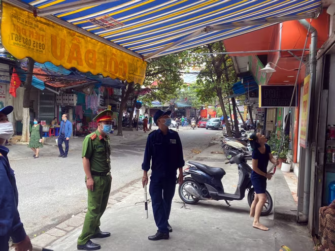 CAP Ngọc Khánh luôn căng mình tuần tra, nhắc nhở các hàng quán hai bên đường trước cổng bệnh viện chấp hành nghiêm quy định về TTATGT; TTĐT và VSMT CAP Ngọc Khánh luôn căng mình tuần tra, nhắc nhở các hàng quán hai bên đường trước cổng bệnh viện chấp hành nghiêm quy định về TTATGT; TTĐT và VSMT