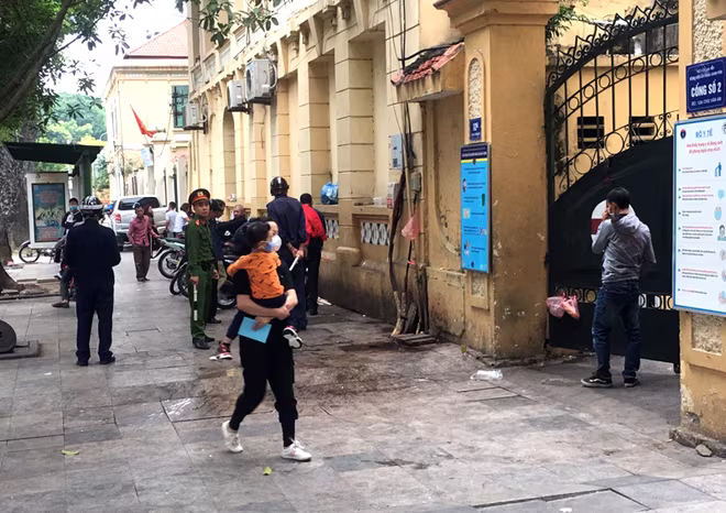 Khu vực cổng bệnh viên Xanh Pôn thông thoáng, đảm bảo cho bệnh nhân đến thăm khám, chữa bệnh Khu vực cổng bệnh viên Xanh Pôn thông thoáng, đảm bảo cho bệnh nhân đến thăm khám, chữa bệnh