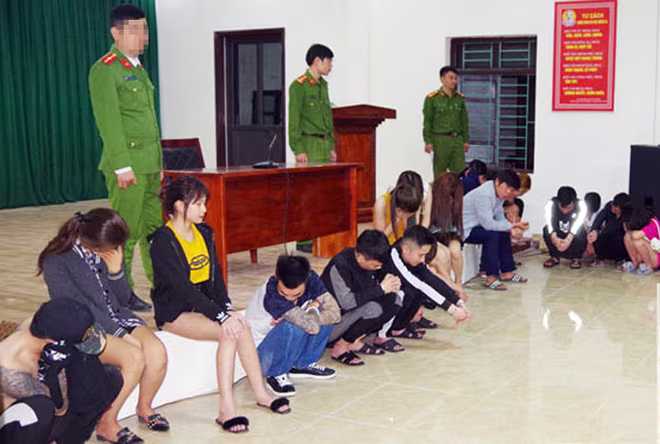 Công an TP Phủ Lý kiểm tra, phát hiện và bắt quả tang hàng chục đối tượng tổ chức sử dụng trái phép chất ma túy, đánh bạc và mua bán dâm tại khách sạn Minh Thái vào rạng sáng 8-11 Công an TP Phủ Lý kiểm tra, phát hiện và bắt quả tang hàng chục đối tượng tổ chức sử dụng trái phép chất ma túy, đánh bạc và mua bán dâm tại khách sạn Minh Thái vào rạng sáng 8-11