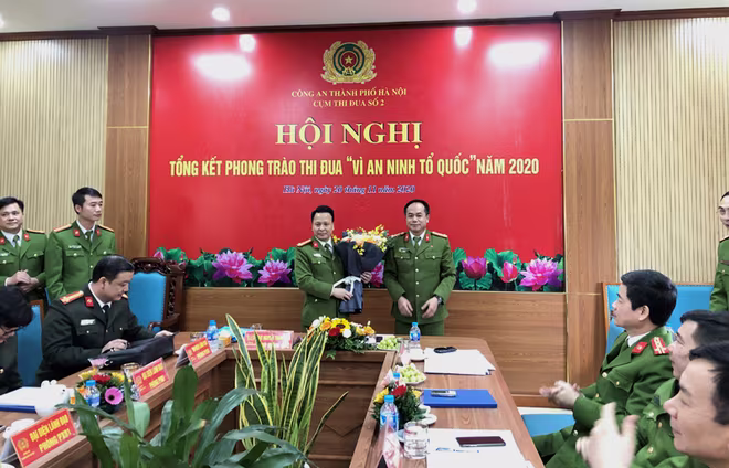 Đồng chí Phó Giám đốc CATP tặng hoa cho Cụm trưởng Cụm thi đua số 2 năm 2020