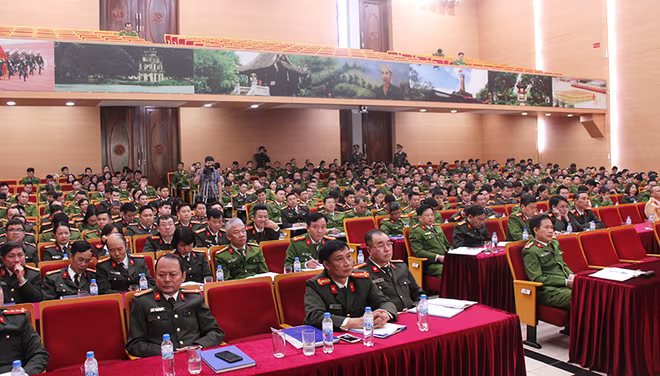 Hội nghị tập huấn việc thực hiện các quy định của pháp luật trong công tác tiếp nhận phân loại, giải quyết đơn khiếu nại, tố cáo, kiến nghị phản ánh trong Công an nhân dân được CATP Hà Nội tổ chức vào sáng nay 27-11 Hội nghị tập huấn việc thực hiện các quy định của pháp luật trong công tác tiếp nhận phân loại, giải quyết đơn khiếu nại, tố cáo, kiến nghị phản ánh trong Công an nhân dân được CATP Hà Nội tổ chức vào sáng nay 27-11