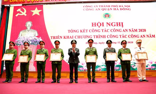 Thiếu tướng Đoàn Ngọc Hùng trao Bằng khen của Bộ trưởng Bộ Công an cho các tập thể và cá nhân của CAQ Hà Đông Thiếu tướng Đoàn Ngọc Hùng trao Bằng khen của Bộ trưởng Bộ Công an cho các tập thể và cá nhân của CAQ Hà Đông