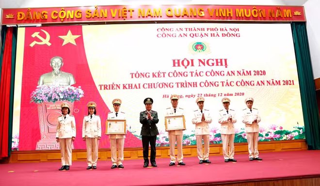 Thiếu tướng Đoàn Ngọc Hùng trao Huân chương Bảo vệ Tổ quốc hạng Nhì và hạng Ba của Chủ tịch nước cho tập thể Đội Cảnh sát ĐTTP về TTXH và Đội Tổng hợp CAQ Hà Đông Thiếu tướng Đoàn Ngọc Hùng trao Huân chương Bảo vệ Tổ quốc hạng Nhì và hạng Ba của Chủ tịch nước cho tập thể Đội Cảnh sát ĐTTP về TTXH và Đội Tổng hợp CAQ Hà Đông