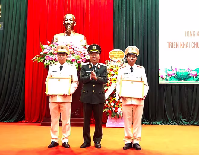 Thiếu tướng Đoàn Ngọc Hùng trao Bằng khen của Bộ trưởng Bộ Công an cho các cá nhân có thành tích xuất sắc trong năm 2020 Thiếu tướng Đoàn Ngọc Hùng trao Bằng khen của Bộ trưởng Bộ Công an cho các cá nhân có thành tích xuất sắc trong năm 2020