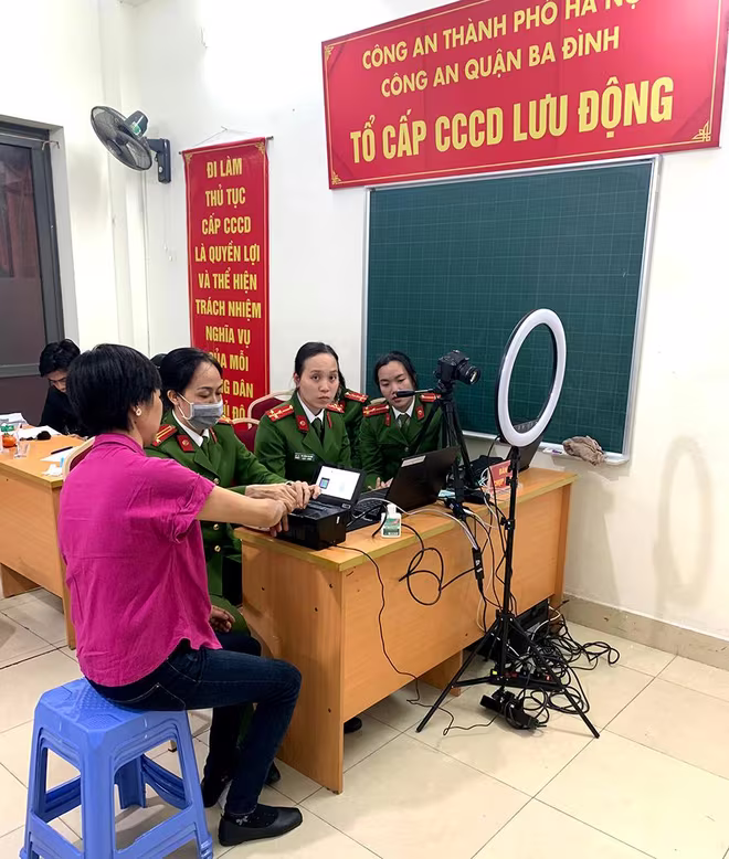 Từ ngày 1-1-2021, Công an quận Ba Đình triển khai công tác cấp CCCD gắn chíp điện tử lưu động Từ ngày 1-1-2021, Công an quận Ba Đình triển khai công tác cấp CCCD gắn chíp điện tử lưu động