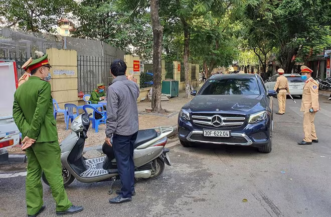 Tổ công tác CAP Phúc Xá và CAP Trúc Bạch xử lý vi phạm tại ngã tư Nguyễn Trường Tộ - Đặng Dung Tổ công tác CAP Phúc Xá và CAP Trúc Bạch xử lý vi phạm tại ngã tư Nguyễn Trường Tộ - Đặng Dung