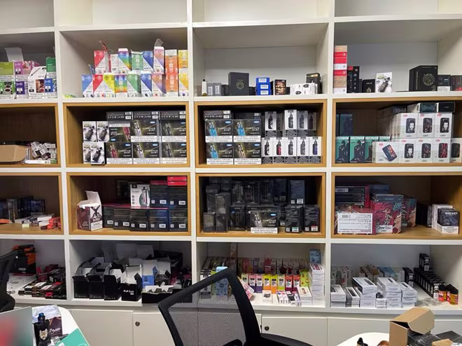 Công an phường Thành Công tiến hành kiểm tra cửa hàng tại nhà C4 TT Thành Công, phát hiện hàng nghìn sản phẩm thuốc lá điện tử, máy hút thuốc lá điện tử không rõ nguồn gốc, xuất xứ Công an phường Thành Công tiến hành kiểm tra cửa hàng tại nhà C4 TT Thành Công, phát hiện hàng nghìn sản phẩm thuốc lá điện tử, máy hút thuốc lá điện tử không rõ nguồn gốc, xuất xứ