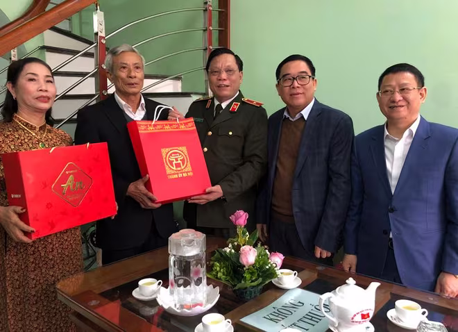 Thiếu tướng Nguyễn Hải Trung và Đoàn Công tác thăm hỏi, tặng quà bệnh binh Nguyễn Mạnh Phùng Thiếu tướng Nguyễn Hải Trung và Đoàn Công tác thăm hỏi, tặng quà bệnh binh Nguyễn Mạnh Phùng