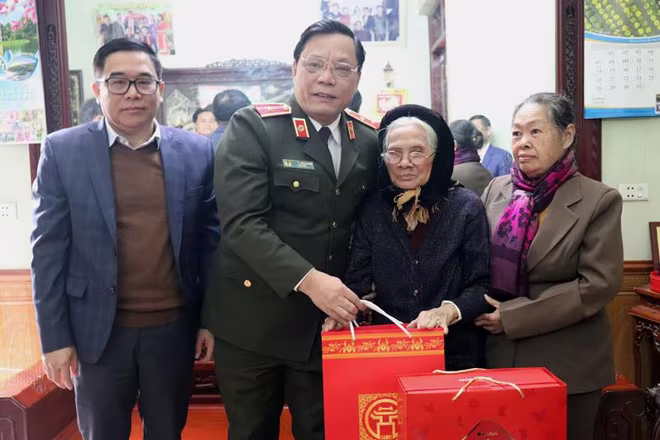 Thiếu tướng Nguyễn Hải Trung, Ủy viên Ban thường vụ Thành ủy, Bí thư Đảng ủy, Giám đốc CATP và đoàn công tác CATP Hà Nội thăm, tặng quà gia đình cán bộ lão thành cách mạng Trần Thị Giá Thiếu tướng Nguyễn Hải Trung, Ủy viên Ban thường vụ Thành ủy, Bí thư Đảng ủy, Giám đốc CATP và đoàn công tác CATP Hà Nội thăm, tặng quà gia đình cán bộ lão thành cách mạng Trần Thị Giá