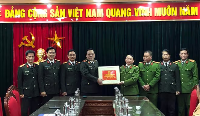 Thiếu tướng Nguyễn Hải Trung tặng quà CAH Mê Linh và kiểm tra công tác ứng trực, đảm bảo ANTT bảo vệ Đại hội Đảng toàn quốc lần thứ XIII và dịp Tết Nguyên đán Tân Sửu 2021 Thiếu tướng Nguyễn Hải Trung tặng quà CAH Mê Linh và kiểm tra công tác ứng trực, đảm bảo ANTT bảo vệ Đại hội Đảng toàn quốc lần thứ XIII và dịp Tết Nguyên đán Tân Sửu 2021