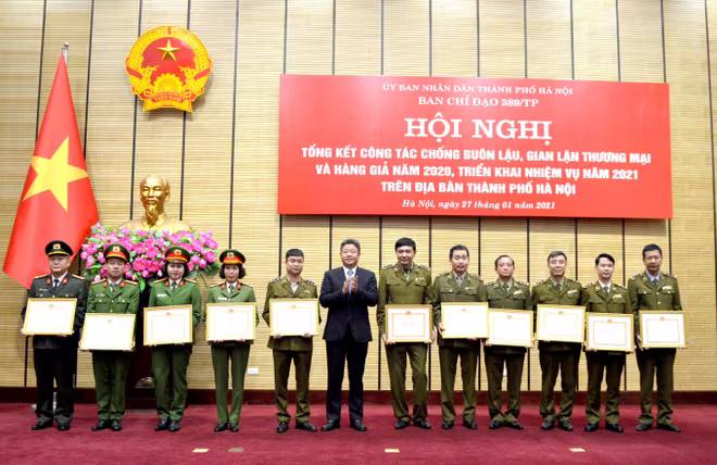 Ông Nguyễn Mạnh Quyền trao Bằng khen của Chủ tịch UBND TP Hà Nội cho các tập thể có thành tích xuất sắc Ông Nguyễn Mạnh Quyền trao Bằng khen của Chủ tịch UBND TP Hà Nội cho các tập thể có thành tích xuất sắc