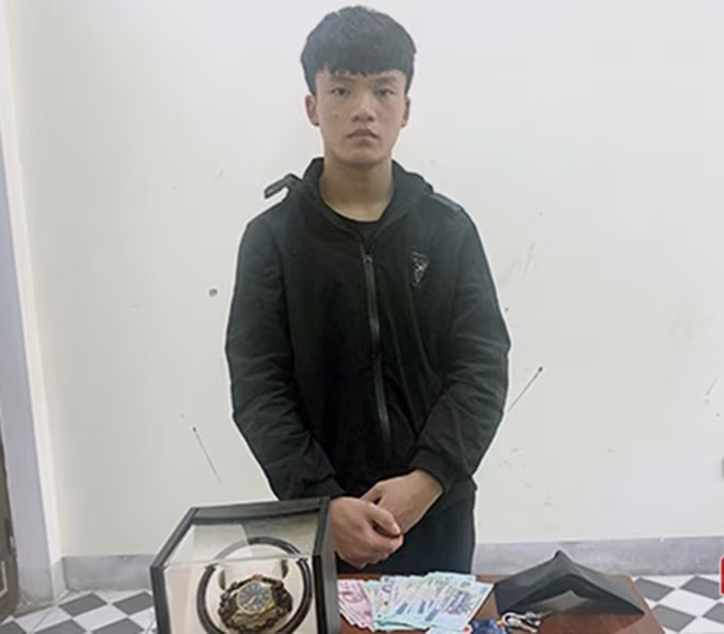 Đối tượng Huy cùng một số tang vật cơ quan Công an thu giữ trong quá trình điều tra vụ án