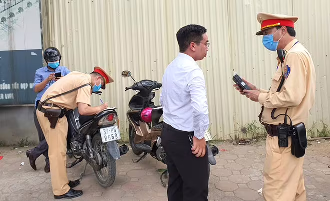 Tổ công tác kiểm tra nồng độ cồn khi phát hiện người đàn ông này mặt đỏ tía tai vẫn điều khiển phương tiện khi tham gia giao thông Tổ công tác kiểm tra nồng độ cồn khi phát hiện người đàn ông này mặt đỏ tía tai vẫn điều khiển phương tiện khi tham gia giao thông