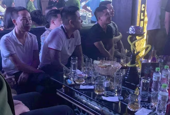 Quá trình kiểm tra MK Club, lực lượng Công an đã đưa hơn 300 "dân chơi" về trụ sở Công an để kiểm tra ma tuý Quá trình kiểm tra MK Club, lực lượng Công an đã đưa hơn 300 "dân chơi" về trụ sở Công an để kiểm tra ma tuý