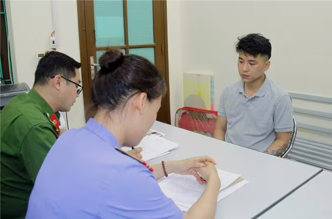 Đối tượng Đoàn Văn Trường bị bắt giữ khi đang chuẩn bi đưa bạn gái đi Sa Pa chơi Đối tượng Đoàn Văn Trường bị bắt giữ khi đang chuẩn bi đưa bạn gái đi Sa Pa chơi