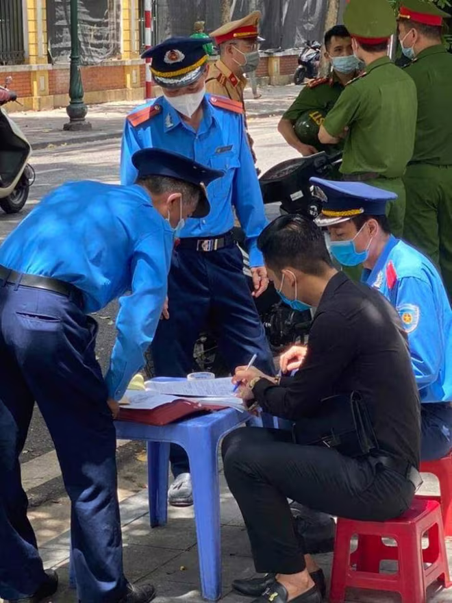 Anh C. ký vào biên bản vi phạm về lỗi &quot;Đỗ xe nơi có biển cấm đỗ&quot;