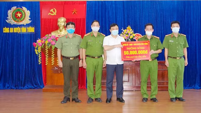 Chủ tịch UBND huyện Vĩnh Tường thưởng nóng cho lực lượng có thành tích xuất sắc trong công tác phòng chống tội phạm