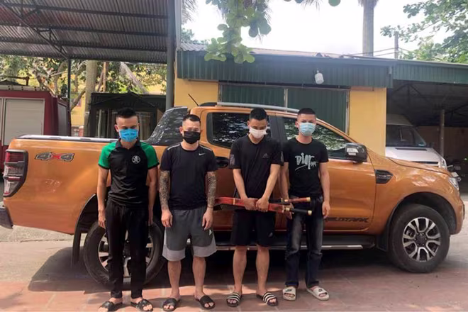 Một trong những nhóm đối tượng sử dụng hung khí nguy hiểm để "giải quyết" mâu thuẫn bị lực lượng Công an kịp thời ngăn chặn và bắt giữ Một trong những nhóm đối tượng sử dụng hung khí nguy hiểm để "giải quyết" mâu thuẫn bị lực lượng Công an kịp thời ngăn chặn và bắt giữ