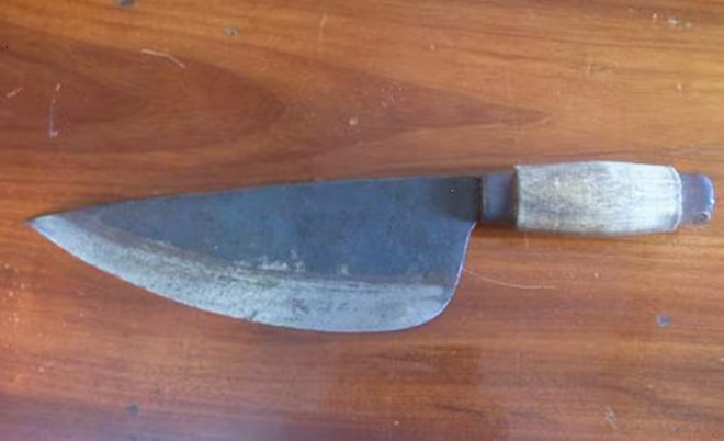 Do mâu thuẫn trong lúc ăn trưa, sau bữa ăn Đoàn đã sử dụng dao bầu đâm, khiến anh T. tử vong trên đường đi cấp cứu (Ảnh minh hoạ) Do mâu thuẫn trong lúc ăn trưa, sau bữa ăn Đoàn đã sử dụng dao bầu đâm, khiến anh T. tử vong trên đường đi cấp cứu (Ảnh minh hoạ)