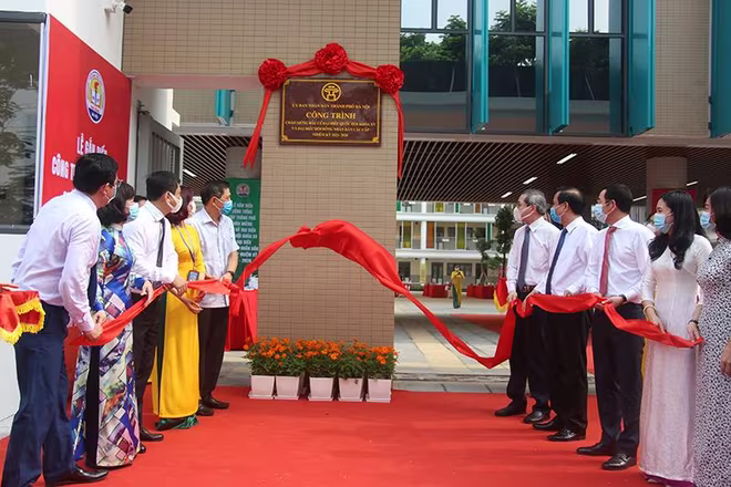 Các đại biểu thực hiện nghi thức gắn biển trường Tiểu học Kim Đồng Các đại biểu thực hiện nghi thức gắn biển trường Tiểu học Kim Đồng