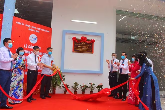 Các đại biểu thực hiện nghi thức gắn biển trường Tiểu học Phan Chu Trinh Các đại biểu thực hiện nghi thức gắn biển trường Tiểu học Phan Chu Trinh