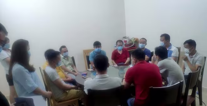 Một số khách người Trung Quốc trong nhóm gần 20 người vừa ăn xong, đang tụ tập không đeo khẩu trang tai nhà hàng Trung Hoa Phát Ký, bị lực lượng chức năng lập biên bản xử lý Một số khách người Trung Quốc trong nhóm gần 20 người vừa ăn xong, đang tụ tập không đeo khẩu trang tai nhà hàng Trung Hoa Phát Ký, bị lực lượng chức năng lập biên bản xử lý