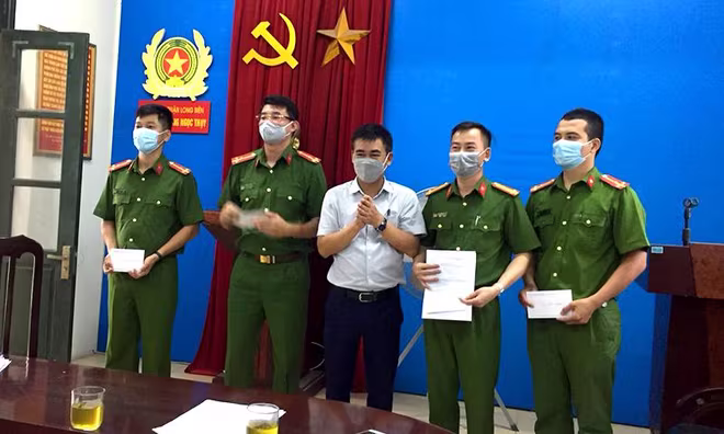 Ông Nguyễn Tiến Dũng - Q. Chủ tịch UBND phường Ngọc Thuỵ đã tiến hành khen thưởng "nóng" cho CBCS Công an phường Ngọc Thuỵ Ông Nguyễn Tiến Dũng - Q. Chủ tịch UBND phường Ngọc Thuỵ đã tiến hành khen thưởng "nóng" cho CBCS Công an phường Ngọc Thuỵ