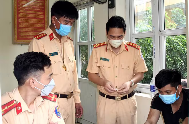 Tổ công tác Phòng CSGT Công an tỉnh Hà Nam lấy lời khai, thiết lập hồ sơ ban đầu của đối tượng Mẫn (áo đen) sau đó bàn giao đối tượng cùng tang vật cho CATP Phủ Lý tiếp tục điều tra, xử lý theo thẩm quyền