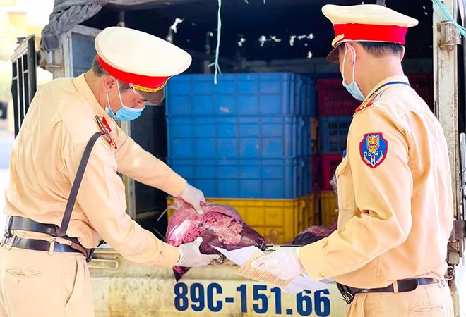Lực lượng CSGT và Cảnh sát môi trường Công an tỉnh Hà Nam phối hợp phát hiện, kiểm tra chiếc xe tải mang BKS: 89C-151.66, do Vũ Đức Trọng điều khiển, trên xe chở một lượng lớn nội tạng động vật không rõ nguồn gốc xuất xứ