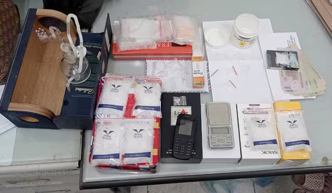 Cơ quan Công an thu giữ tang vật liên quan đến hành vi mua bán trái phép chất ma tuý của Trần Bích Lan