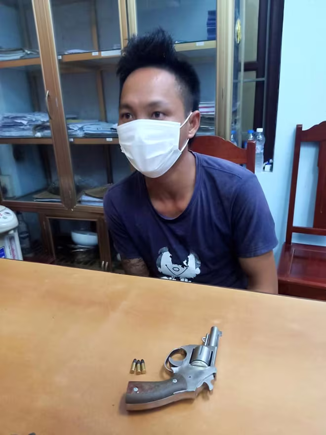 Đối tượng Quý cùng khẩu súng và 3 viên đạn bị lực lượng Cảnh sát cơ động kiểm tra phát hiện Đối tượng Quý cùng khẩu súng và 3 viên đạn bị lực lượng Cảnh sát cơ động kiểm tra phát hiện